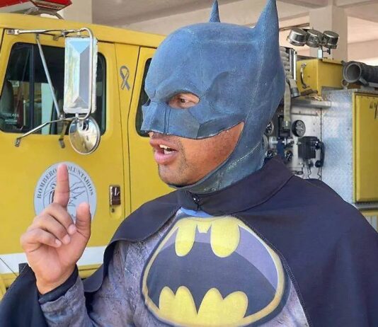 El “Batman” viajero; recorre a pie los 32 estados del país