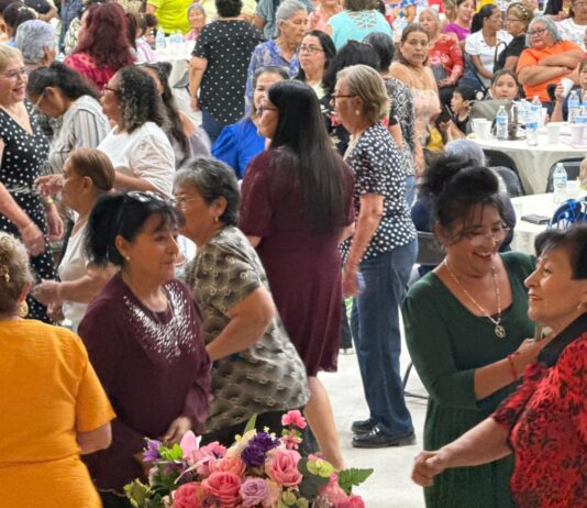 Brinda DIF Empalme alegre y concurrido festejo a las mamás