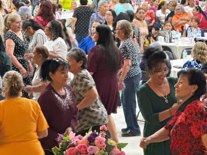 Brinda DIF Empalme alegre y concurrido festejo a las mamás, en un ambiente lleno de alegría, convivencia y diversión.