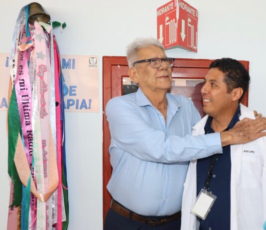 Don Ricardo vence el cáncer; toca la campana de la vida