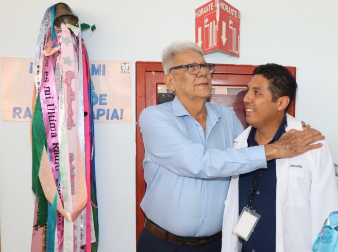 Don Ricardo vence el cáncer; toca la campana de la vida; logra IMSS en Sonora una victoria más en esta enfermedad.