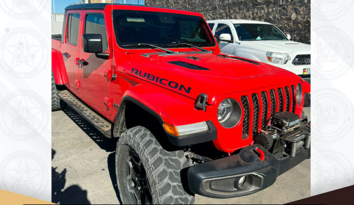 Dos detenidos en posesión de carro robado en EUA; un Jeep Gladiator modelo 2020, les fue asegurado a Brayan Alexis “N”, de 23 años y Édgar Alfonso “N”, de 38 años.