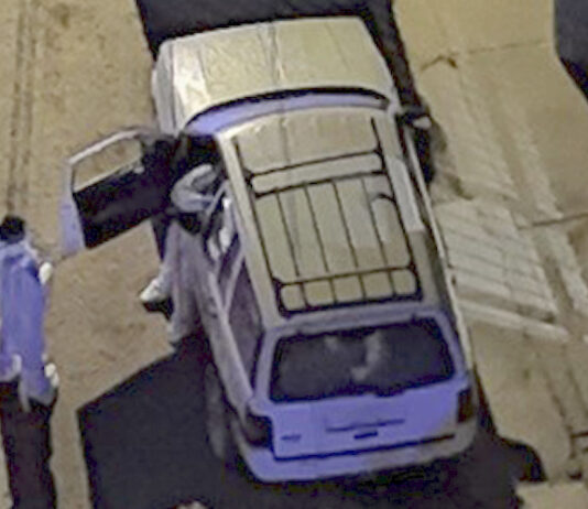 Hallan tres cuerpos a bordo de una camioneta