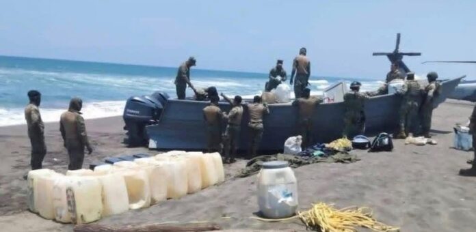 Aseguran más de tonelada y media de cocaína en el Pacífico; en operativo de la Marina aseguran a cinco sujetos que la transportaban a bordo de una lancha.