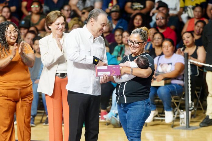 Gobernador Durazo fortalece economía de 16 mil familias con tarjetas de oportunidades del Bienestar; recibirán apoyos bimestrales de 2 mil 500 pesos para apoyar en su ingreso, fortalecer su economía y cubrir necesidades básicas.