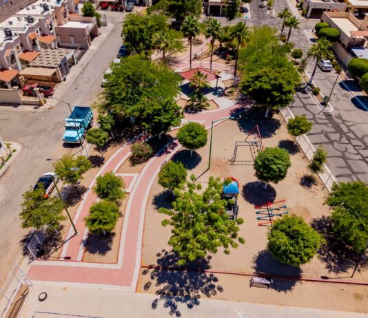 Entrega Toño Astiazarán modernización de parque en Urbi Villa del Rey en beneficio de familias del sector
