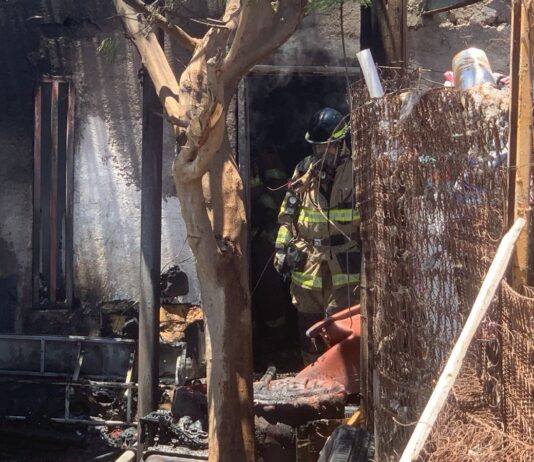 Incendio destruye llantera y una vivienda; tres heridos