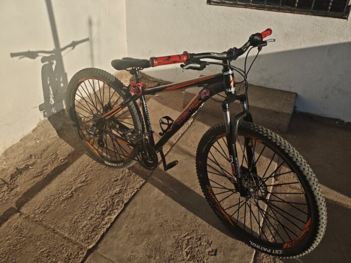 Roban bicicleta en la colonia Moderna; el liviano vehículo, rodado 29, en color naranja, se lo llevaron de una barbería, enseguida de la Gran Torta.