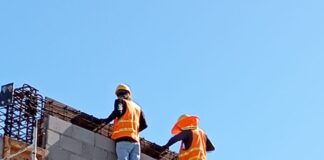 Obreros trabajan a 20 metros de altura, sin medidas de seguridad