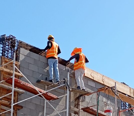 Obreros trabajan a 20 metros de altura, sin medidas de seguridad