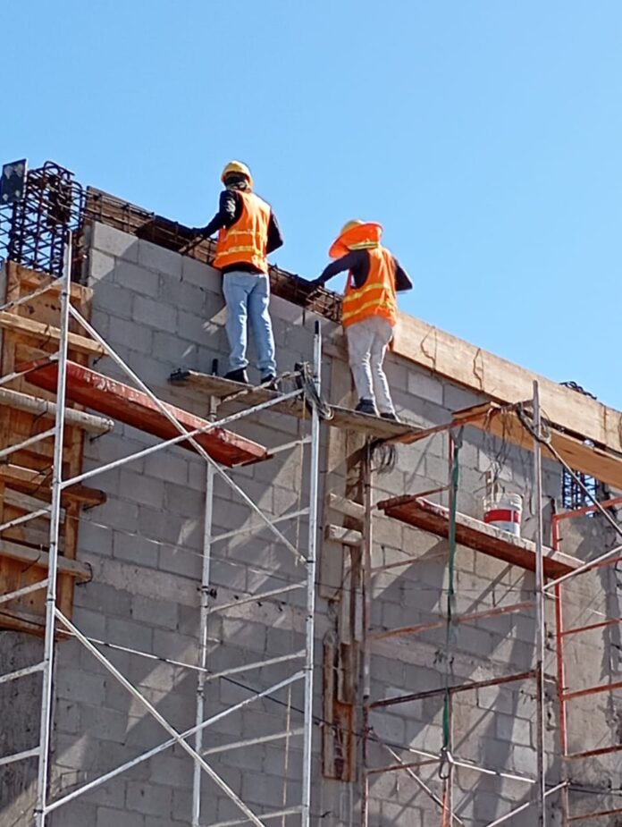 : Obreros trabajan a 20 metros de altura, sin medidas de seguridad; se sabe, sí cuentan con arnés, disponen de equipo, pero no lo utilizaban.