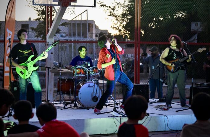 Disfrutan hermosillenses de las Rutas Culturales de las Fiestas del Pitic 2026; el Parque Las Lomas fue escenario de la presentación de las bandas Demoroto y Top Dog Killaz.