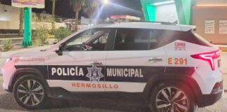 Excede límite de velocidad, se pasa un alto y luego ataca a policías