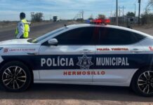 Con latas de cerveza joven mujer golpea en el rostro a cajera de un Oxxo