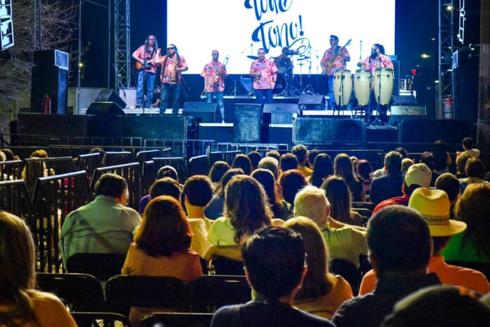 Pone Toque y Tono sabor bullanguero en el escenario de la Plaza Bicentenario de Fiestas del Pitic 2026; los músicos de la agrupación protagonizaron junto con las y los asistentes un ambiente de baile popular que cerró con broche de oro las actividades en este foro.