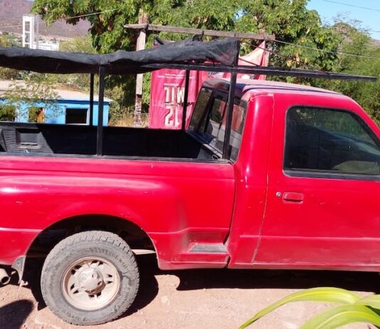 Roban camioneta en el estacionamiento del Cinemex