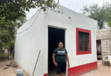 Entregan viviendas y pies de casa