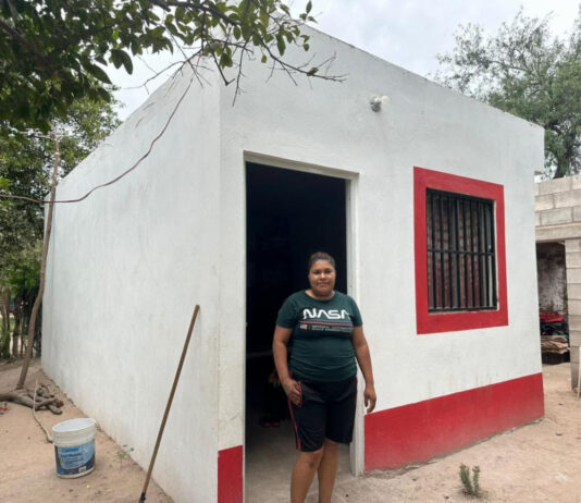 Entregan viviendas y pies de casa