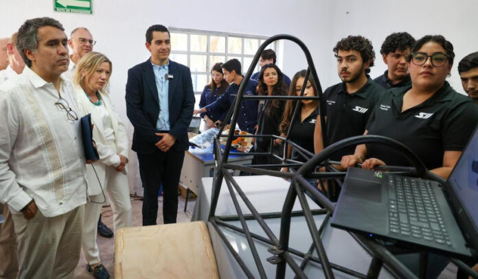 Promueven oportunidades globales para la juventud; con diálogo entre estudiantes y embajadores de la Unión Europea.