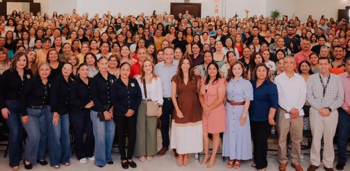 Destacan Toño Astiazarán y Patty Ruibal labor de mamás voluntarias en programa Desayunos Escolares en Hermosillo; durante capacitación sobre uso de prácticas seguras; a diario se sirven 29 mil 874 desayunos escolares en la zona urbana y rural.