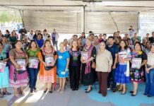Entrega Ayuntamiento de Guaymas kits de bordado a mujeres de Vícam