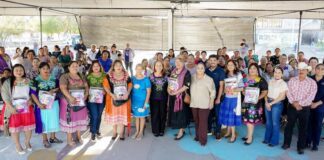 Entrega Ayuntamiento de Guaymas kits de bordado a mujeres de Vícam