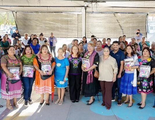 Entrega Ayuntamiento de Guaymas kits de bordado a mujeres de Vícam