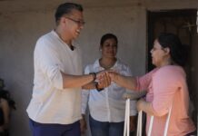 Entrega Ramón Flores apoyos de movilidad en comunidades Yaquis