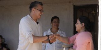 Entrega Ramón Flores apoyos de movilidad en comunidades Yaquis