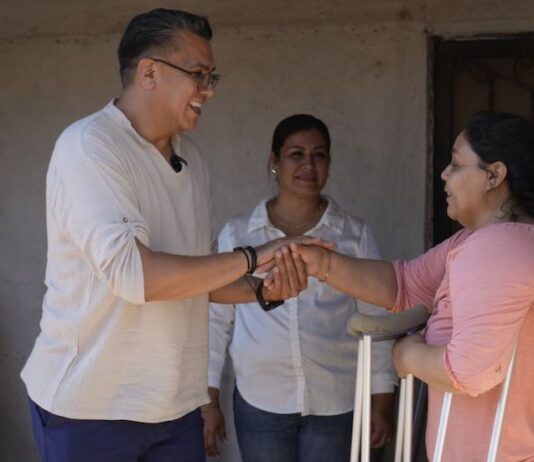 Entrega Ramón Flores apoyos de movilidad en comunidades Yaquis