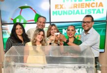 Premia Toño Astiazarán a hermosillense cumplida con la promoción Vive una Experiencia Mundialista