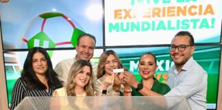 Premia Toño Astiazarán a hermosillense cumplida con la promoción Vive una Experiencia Mundialista