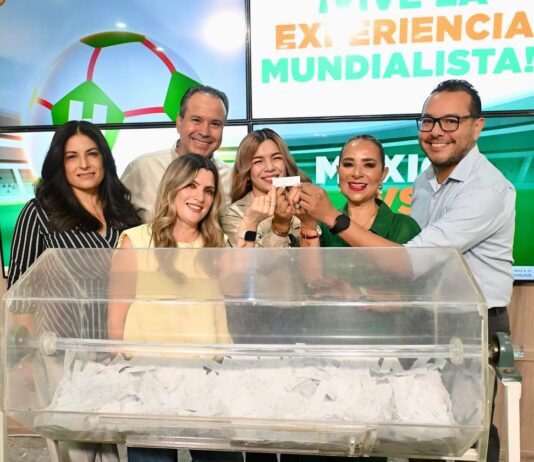 Premia Toño Astiazarán a hermosillense cumplida con la promoción Vive una Experiencia Mundialista