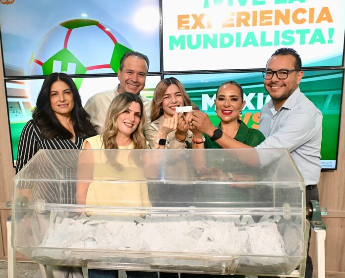 Premia Toño Astiazarán a hermosillense cumplida con la promoción Vive una Experiencia Mundialista; se registraron más de 5 mil personas físicas titulares de claves catastrales de Hermosillo.