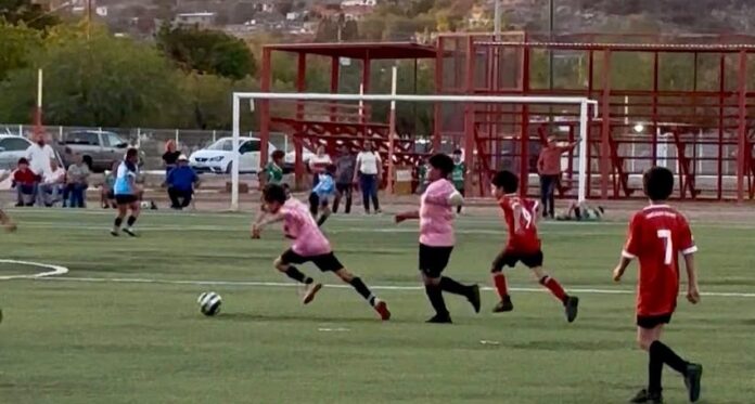Continúan los goles y la emoción en las canchas de Hermosillo con el Mundialito H 2026; niñas y niños llenan de talento, esfuerzo y pasión deportiva los espacios públicos de la ciudad durante la jornada de resultados.