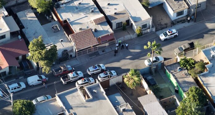 Joven armado amenaza de muerte a su propia madre; mediante el sistema de drones la Policía lo ubicó y detuvo en el techo de la casa, tratando de evitar se le capturara.