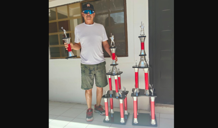 Recibe apoyo premiación beisbol interbarrial; tres trofeos, para el campeón, sub campeón y Jugador Más Valioso; los primeros de una medida de 1.50 y 1.30 metros de altura.