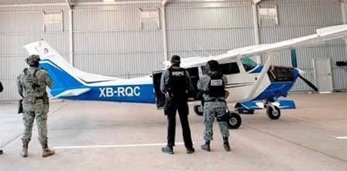 Joven sonorense detenido en operativo relacionado con aseguramiento de una avioneta y drogas; la aeronave es tipo Cessna, color azul con blanco, con matrícula AB-RQC, al parecer falsa.