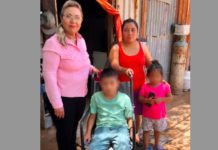 Xóchitl María Mejía de Fuentes hace entrega de silla de ruedas