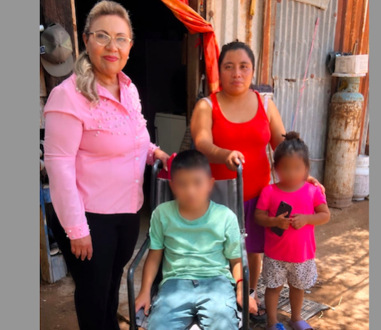 Xóchitl María Mejía de Fuentes hace entrega de silla de ruedas