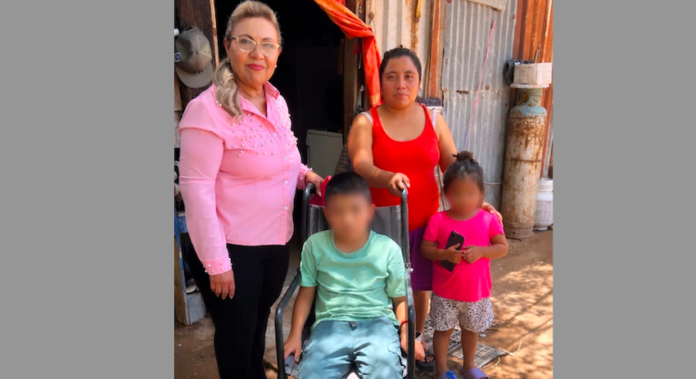 Xóchitl María Mejía de Fuentes hace entrega de silla de ruedas al niño Irving Gael Bartolón López, del Poblado Morelos La Atravesada.