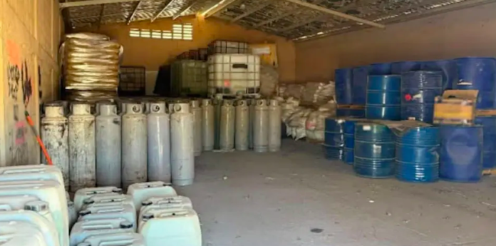 : Aseguran miles de litros de droga sintética líquida y precursores químicos; resultado de un cateo en unas bodegas ubicadas en la periferia de la ciudad.