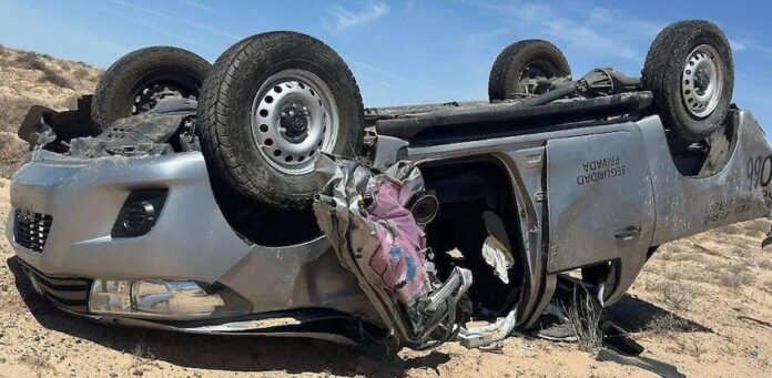 Volcadura en carretera Puerto Peñasco-Golfo de Santa Clara deja un muerto y dos heridos; el accidente es atribuido al exceso de velocidad, involucró un vehículo de una empresa de seguridad privada.