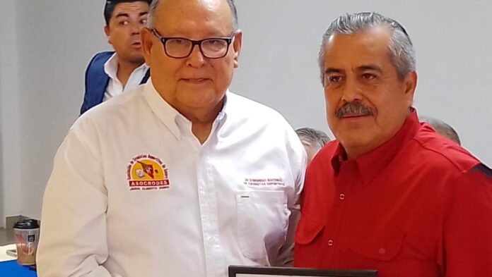 Genaro recibe el Premio al Mérito Deportivo; por ‘Prensa Deportiva Sonorense’ en su ciudad natal de Empalme.