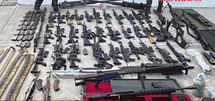 Arsenal asegurado en Badiraguato; 50 armas largas; además de lanzagranadas, cartuchos, cargadores y una camioneta.