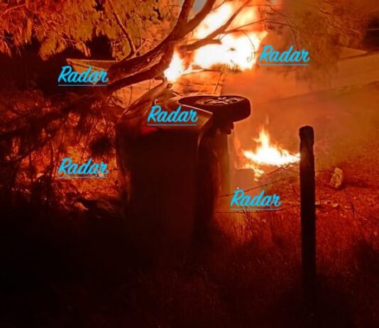 Vuelca y se incendia vehículo, en camino a Las Tinaja
