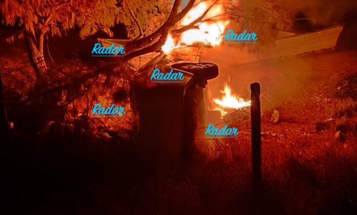 Vuelca y se incendia vehículo, en camino a Las Tinajas; era conducido por joven de 19 años, que afortunadamente resultó ileso en el accidente.