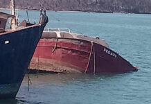 ¡A punto de hundirse barco camaronero!