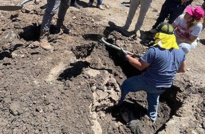 Hallan dos cuerpos en una fosa clandestina; así vestían las dos víctimas; muy importante para su posible identificación.