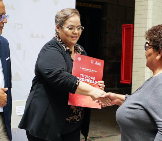 Entrega Ayuntamiento títulos de propiedad a familias guaymenses